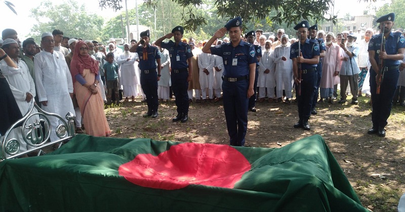 রাষ্ট্রীয় মর্যদায় দাফন সম্পন্ন
