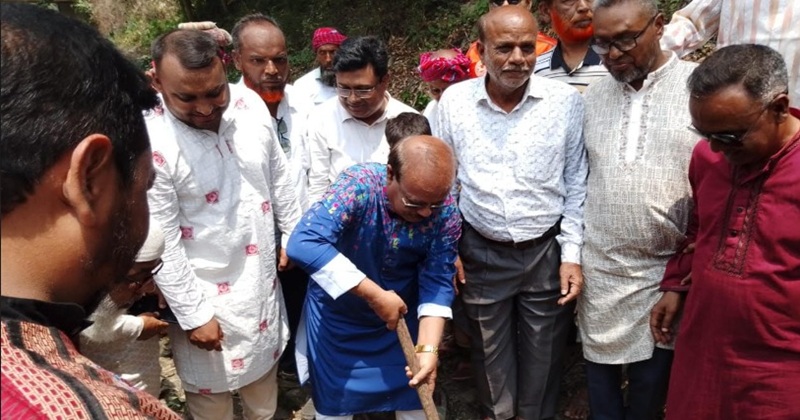 নওগাঁর আত্রাইয়ে গ্রামীণ জনপদের জলাবদ্ধতা নিরসন ও কৃষির উন্নয়নের লক্ষ্যে খাল পুনঃখনন কাজের শুভ উদ্বোধন করেন স্থানীয় সংসদ সদস্য শেখ মো. রেজাউল ইসলাম