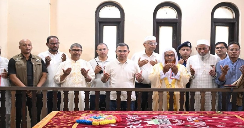 মাওলানা আব্দুল হামিদ খান ভাসানীর মাজার জিয়ারত করেছেন প্রধানমন্ত্রী