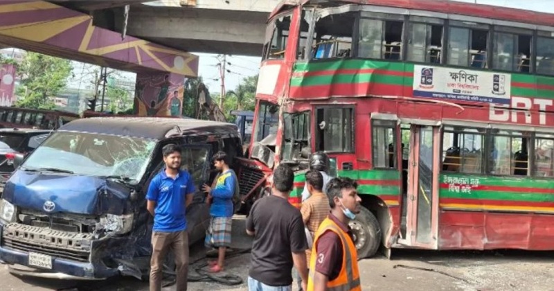 তেজগাঁও এ দুর্ঘটনার কবলে ঢাবির বাস, আহত একাধিক শিক্ষার্থী