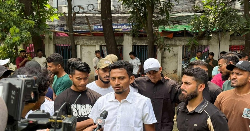 সংবাদ মাধ্যমের সঙ্গে কথা বলছেন মোহাম্মদ ইব্রাহিম।
