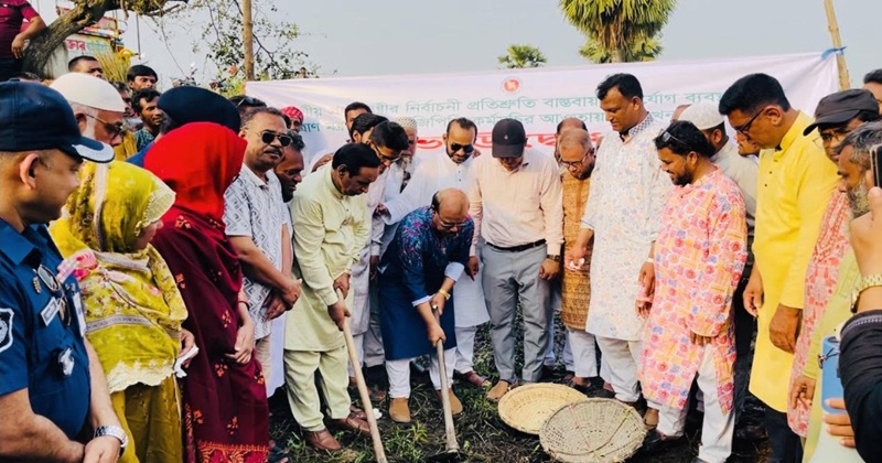 রাণীনগরে খাল পুনঃখনন কাজের উদ্বোধন করেন নওগাঁ-৬ আসনের এমপি এসএম রেজাউল ইসলাম রেজু।