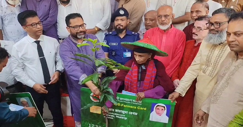কৃষক কার্ড বিতরণ করেন গৃহায়ন ও গণপূর্ত প্রতিমন্ত্রী