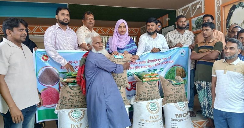 নাচোলে ৫৬২০ ক্ষুদ্র ও প্রান্তিক কৃষকের মাঝে বিনামূল্যে বীজ ও সার বিতরণ
