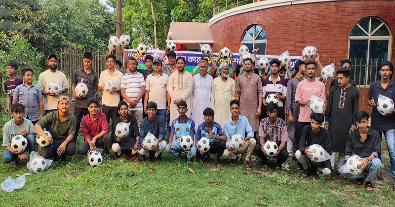 শতাধিক ফুটবল বিতরণ