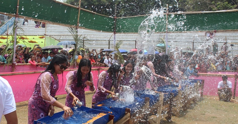 জলকেলিতে মাতোয়ারা মারমা তরুণ-তরুণীরা