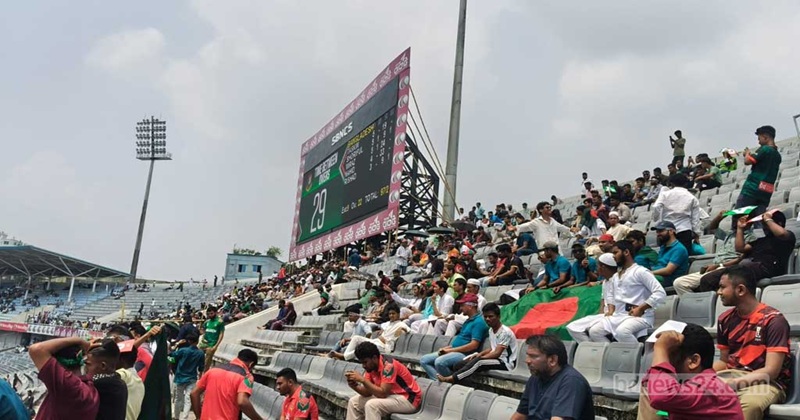 মিরপুর শেরেবাংলায় গ্যালারির এই অংশে ছাউনি চান দর্শকেরা।
