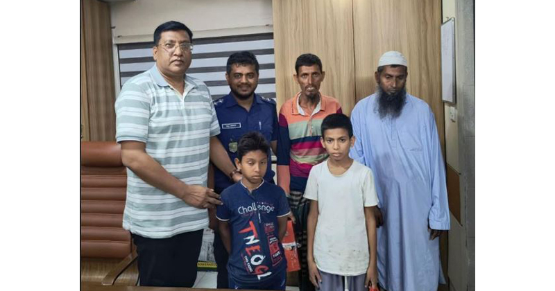 নওগাঁয় ঢাকা বাস টার্মিনাল থেকে দুই শিশু উদ্ধার, পরিবারের কাছে হস্তান্তর