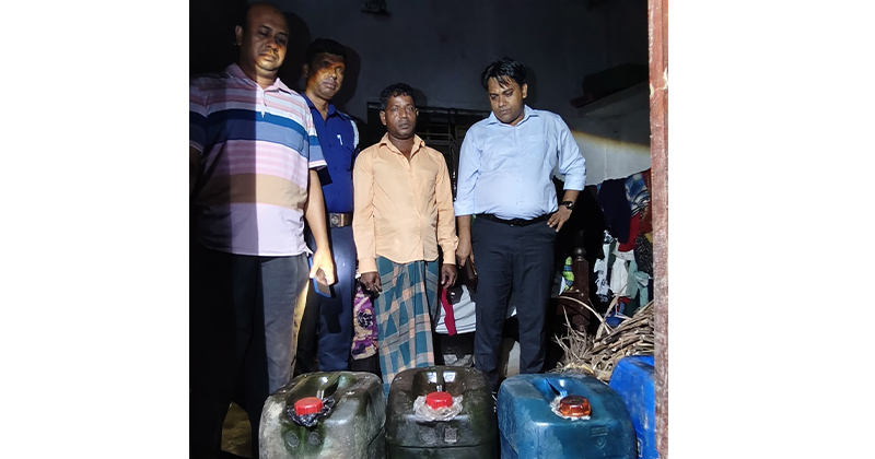 রায়পুরে অবৈধ তেল মজুত ও চড়া দামে বিক্রি, ব্যবসায়ীর জরিমানা
