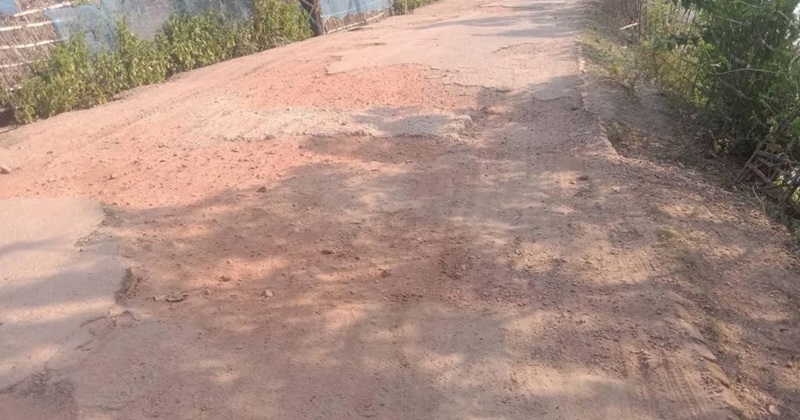 সংস্কারের অপেক্ষায় পাইকগাছা শিবসা ব্রিজ সংলগ্ন সড়ক, জনদুর্ভোগ তীব্র