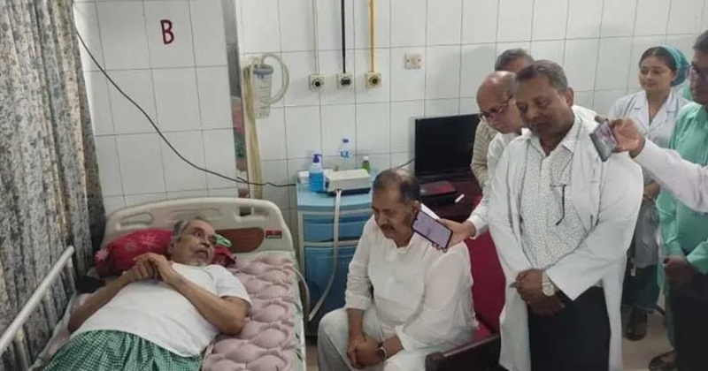 বাংলাদেশ মেডিকেল বিশ্ববিদ্যালয়ে অসুস্থ সাংবাদিক ইসমাইল হোসেন নেগাবানকে দেখতে যান তথ্য ও সম্প্রচারমন্ত্রী জহির উদ্দিন স্বপন।