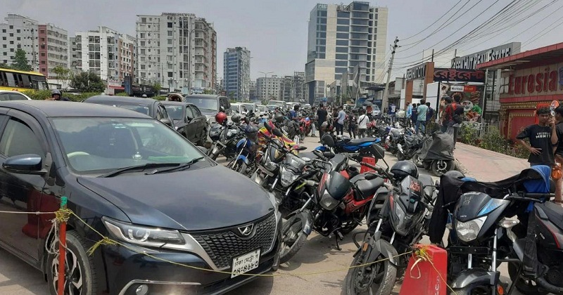 প্রতিটি পাম্পের সামনে দীর্ঘ হচ্ছে যানবাহনের সারি