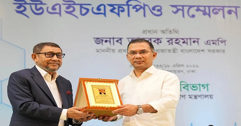 প্রধানমন্ত্রীর হাতে সম্মাননা স্মারক তুলে দিচ্ছেন স্বাস্থ্যমন্ত্রী