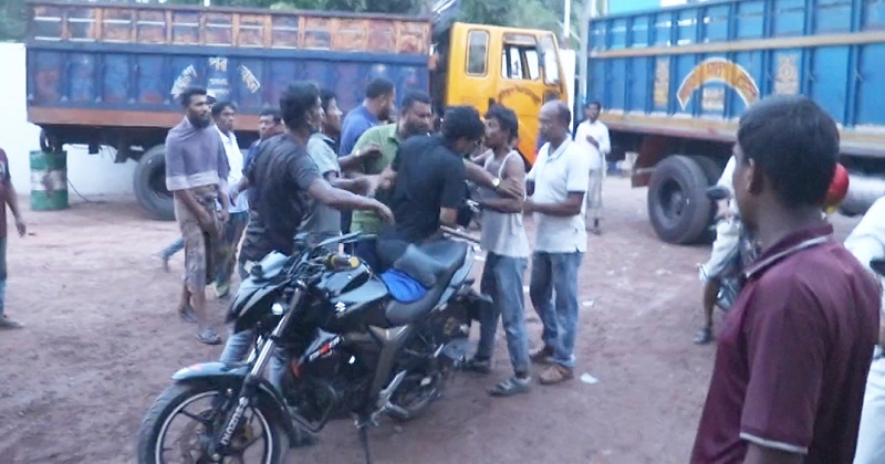 নাটোরে তেল না পেয়ে মহাসড়ক অবরোধ