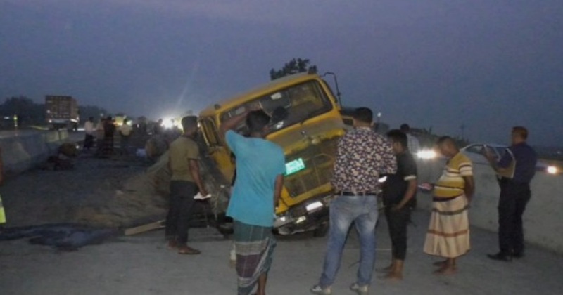 কালিহাতীতে ট্রাকের ধাক্কায় ২ নির্মাণ শ্রমিক নিহত