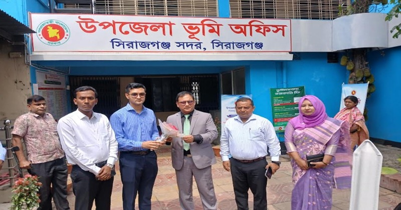 সিরাজগঞ্জ সদর ভূমি অফিস পরিদর্শনে বিভাগীয় কমিশনার