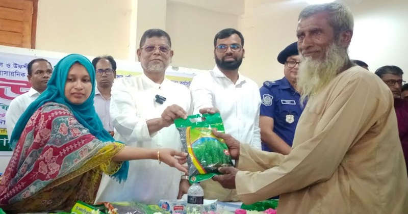 সারিয়াকান্দিতে কৃষি প্রণোদনার বীজ,সার ও এয়ার ফ্লো মেশিন বিতরণ