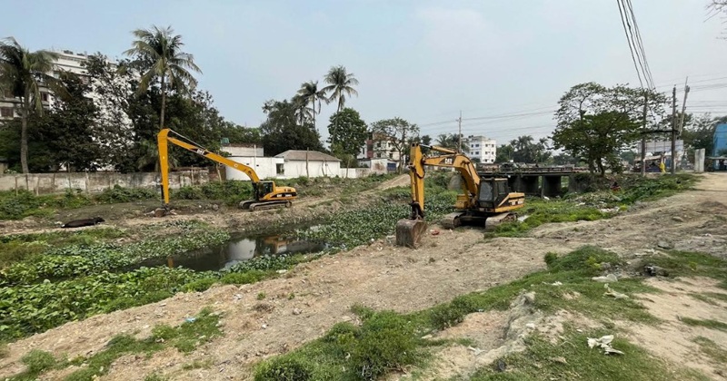 ঐতিহ্যবাহী ইছামতি নদী খনন এখন জ্বালানী সংকটের মধ্যে পড়েছে।