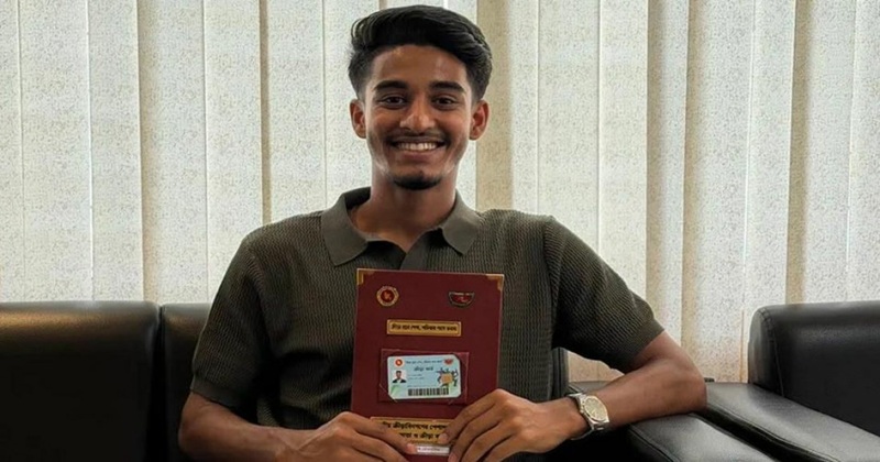 ক্রীড়া কার্ড হাতে ফুটবলার শেখ মোরসালিন।