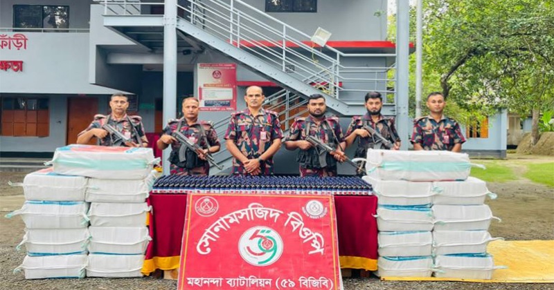 সোনামসজিদ সীমান্তে ভারতীয় ট্রাকে ৫৯৩৫ বোতল মাদক জব্দ