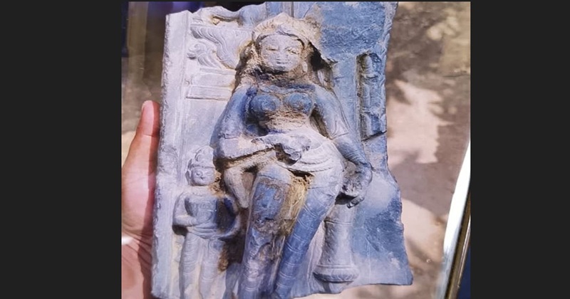মান্দায় পুকুর খননের সময় কষ্টিপাথরের মূর্তি উদ্ধার