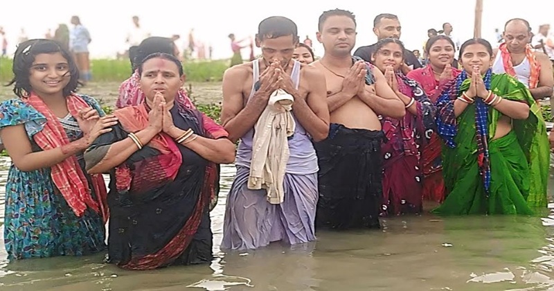 যমুনায় সনাতন ধর্মালম্বীদের অক্ষয় তৃতীয়া স্নানে পুণ্যার্থীদের ঢল
