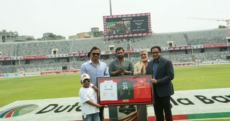 রুবেলের সঙ্গে বিসিবি সভাপতি তামিম ইকবাল।