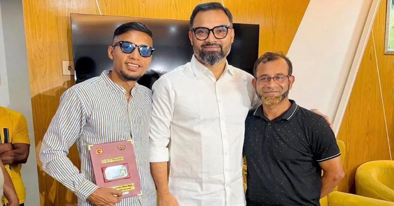যুব ও ক্রীড়া প্রতিমন্ত্রী আমিনুল হক ও ফুটবল দলের অধিনায়ক জামাল ভূঁইয়া (বাঁয়ে) ইন্টারনেট