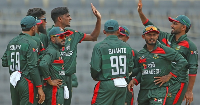 নিউজিল্যান্ডের বিপক্ষে উইকেট পাওয়ায় নাহিদ রানাকে ঘিরে সতীর্থদের উচ্ছ্বাস