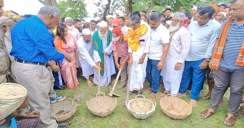 দুর্গাপুরে খাল খনন কর্মসূচির উদ্বোধন করলেন তিন ধর্মের মানুষ
