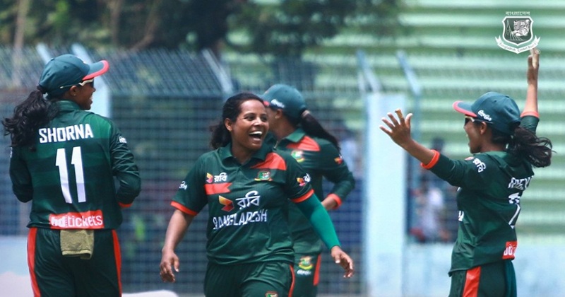 নারী দলের উল্লাসের একটি দৃশ্য।
