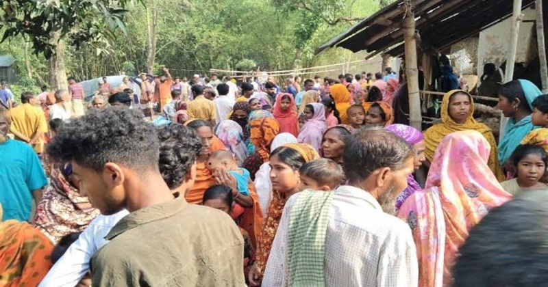 নওগাঁয় একই পরিবারের ৪ জনকে গলা কেটে হত্যা