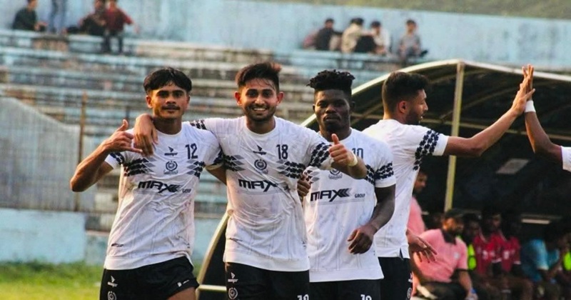 সতীর্থদের সঙ্গে সৌরভ (১৮ নম্বর জার্সি)।