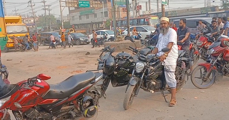 পেট্রোল পাম্পে দেখা দিচ্ছে দীর্ঘ সারি