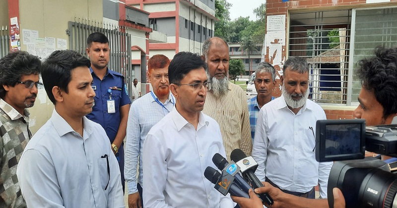জেলা প্রশাসকের পরীক্ষা কেন্দ্র পরিদর্শন