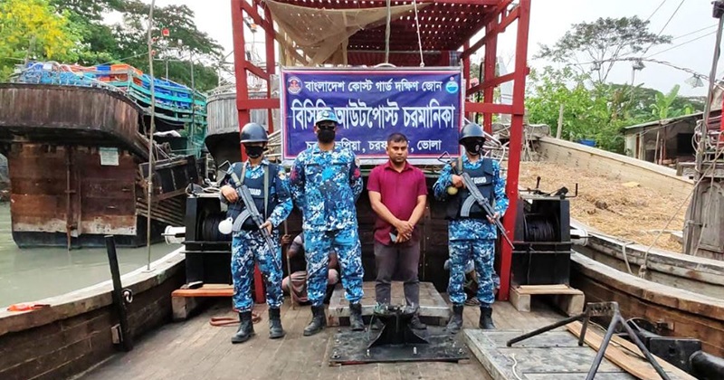 ভোলার দুলারহাটে কোস্ট গার্ডের অভিযান: ৪টি ট্রলিং বোট জব্দ