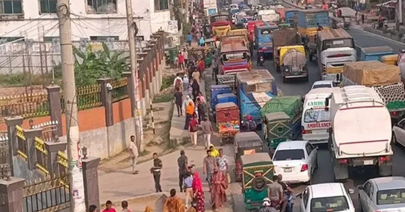 মালবাহী ট্রাক উল্টে ঢাকা-টাঙ্গাইল মহাসড়কে দীর্ঘ যানজট