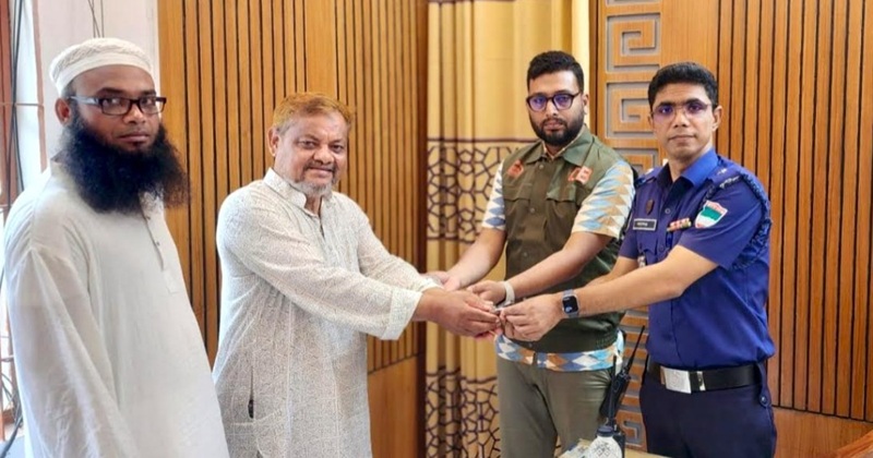 চুরি যাওয়া মাইক্রোবাস ফেরত পেল মালিক