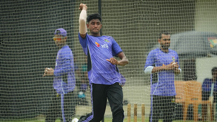 তৃতীয় ওয়ানডে ম্যাচকে সামনে রেখে বুধবার চট্টগ্রামে বোলিং অনুশীলন করেন নাহিদ রানা