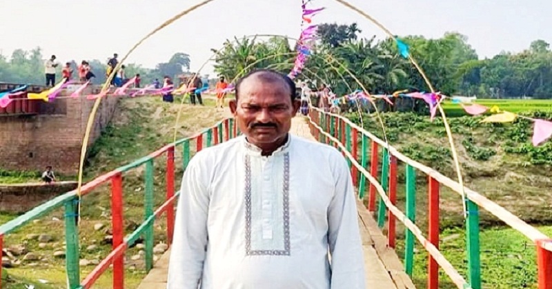 ২৫ বছরের সঞ্চয় দিয়ে কাঠের সেতু নির্মাণ