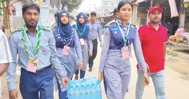 পরীক্ষার্থীদের সেবা দিচ্ছেন কৃষক দলের নেতা