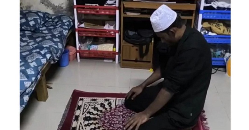 চোরকে দিয়ে পড়ানো হলো নামাজ