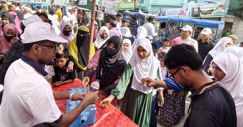 ছাত্রদলের পানি বিতরণ