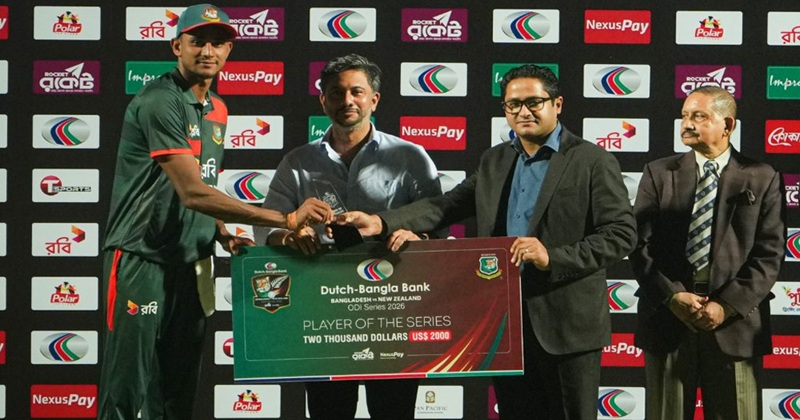 ম্যাচসেরার পুরস্কার নিচ্ছেন নাহিদ রানা