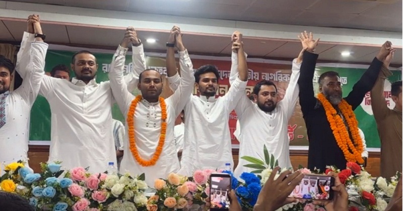 নাহিদ ইসলামসহ অন্য নেতারা নতুনদের ফুল দিয়ে বরণ করেন