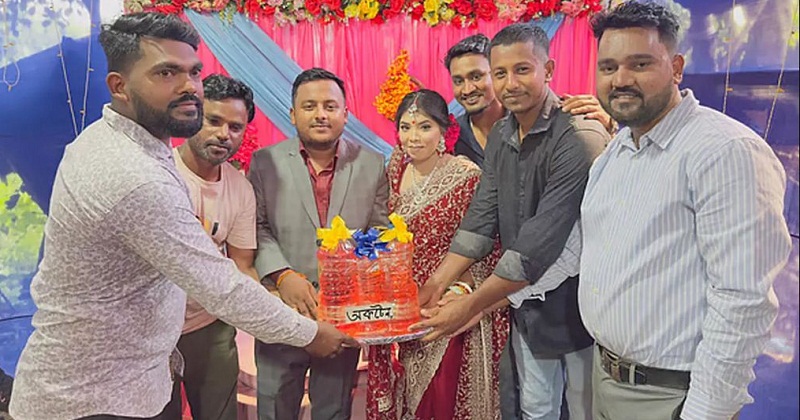 নবদম্পতিকে ‘অকটেন’ উপহার দিলেন বন্ধুরা