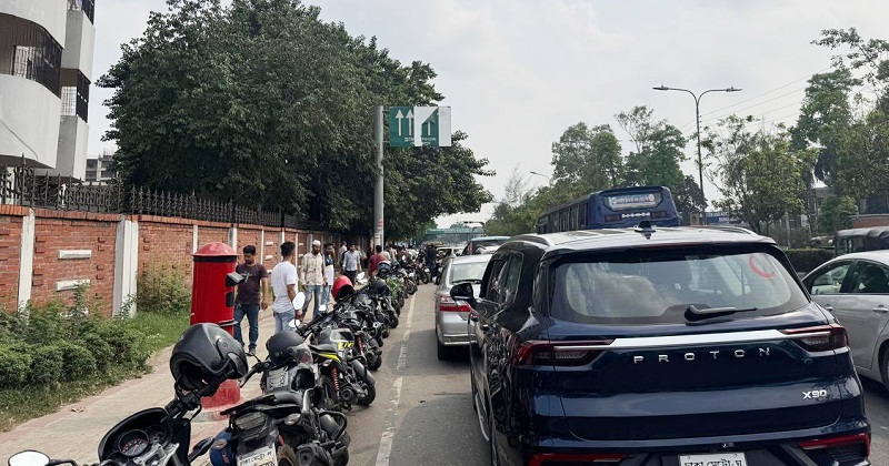 পাম্পের সামনে দীর্ঘ সারি