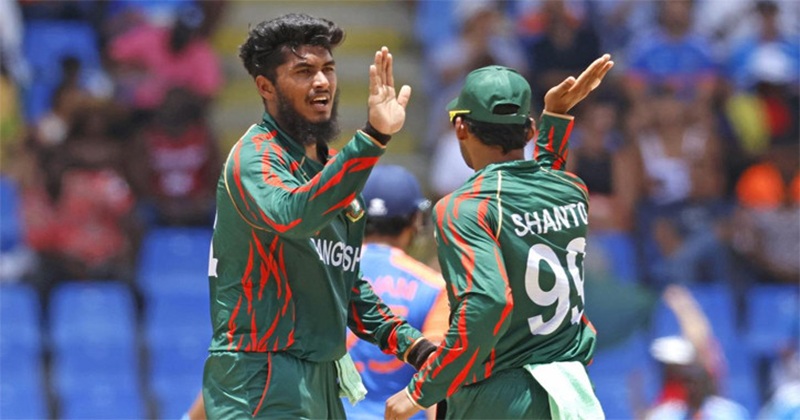 প্রতিপক্ষের বিপক্ষে উইকেট পাওয়ায় রিশাদ হোসেনকে অভিনন্দন জানাচ্ছেন নাজমুল হোসেন শান্ত
