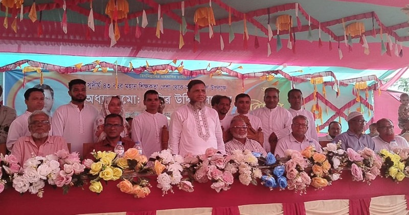 ৪৩ বছরের কর্মজীবন শেষে অধ্যক্ষ নাসির উদ্দিনের রাজকীয় বিদায়