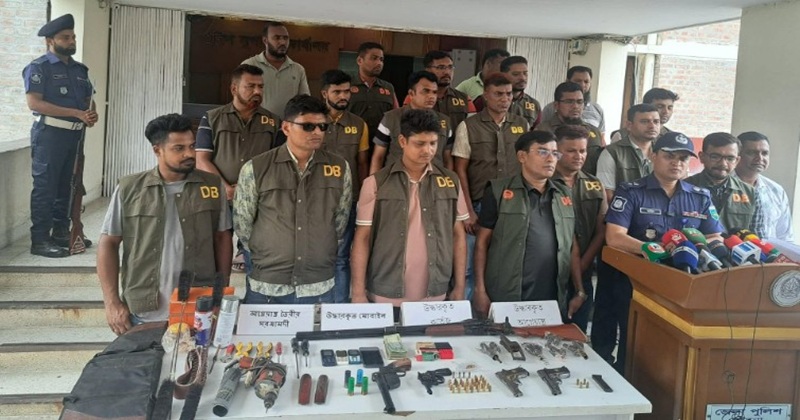 পাবনায় অস্ত্র-গুলিসহ আটক ১